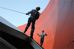 2 workers building aluminium dome roof